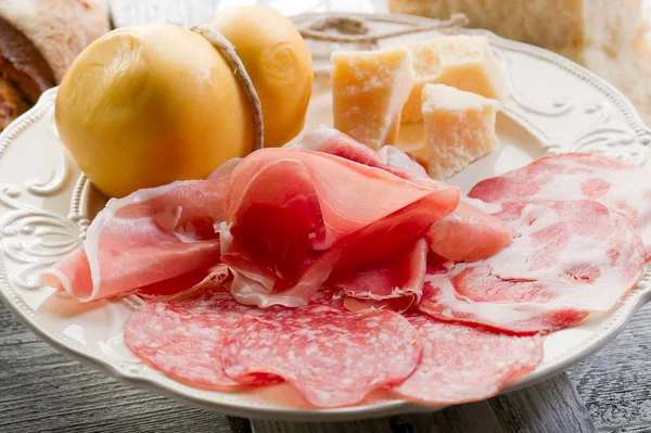 Разнообразие салями и сыра - varieta di saliumi e formaggi — стоковое фото