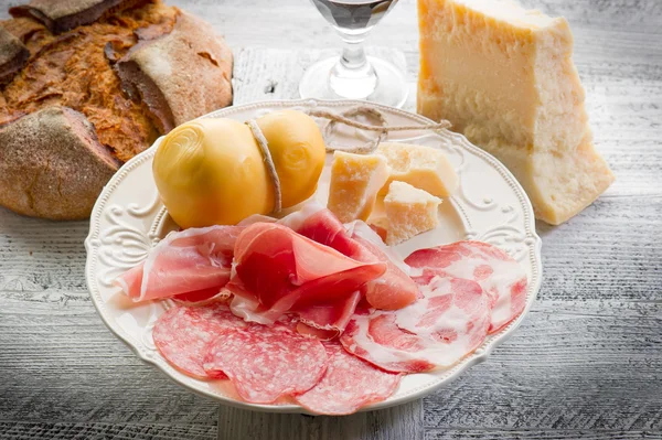 Salami und Käse - varieta di saliumi e formaggi — Stockfoto