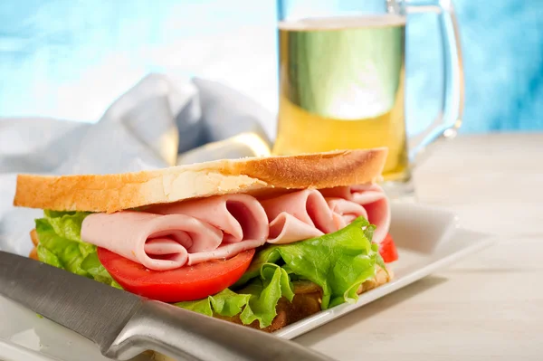 Сэндвич с ветчиной индейки и салатом — стоковое фото