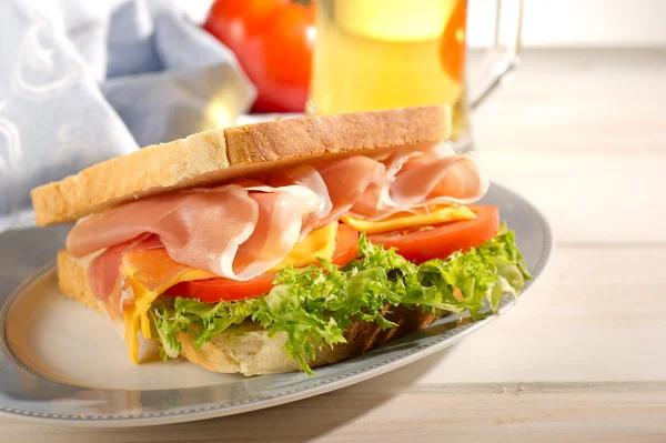 Бутерброд з сиром парма з шинкою та салатом — стокове фото