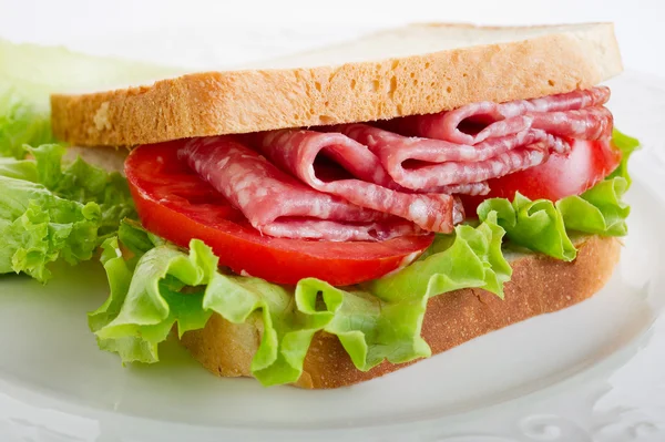 Sándwich con salami y lechuga — Foto de Stock