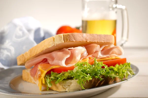 Сэндвич с сыром и салатом из пармы — стоковое фото