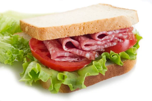Бутерброд з салямі та салатом — стокове фото