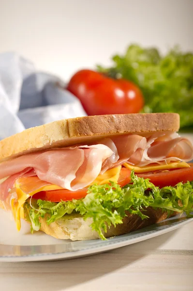 Pármai sonka, sajt és saláta szendvics — Stock Fotó