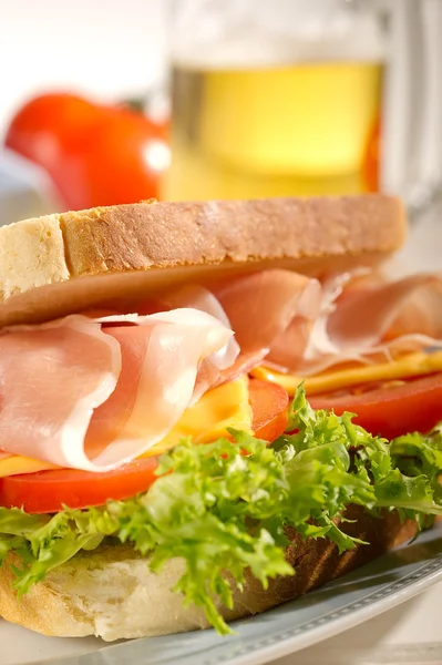 Sandwich cu brânză de șuncă cu parma și salată verde — Fotografie, imagine de stoc