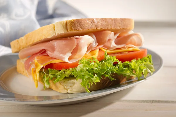 Pármai sonka, sajt és saláta szendvics — Stock Fotó