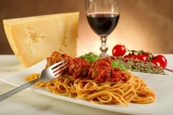 Espaguetis con albóndigas y salsa de tomates — Foto de Stock