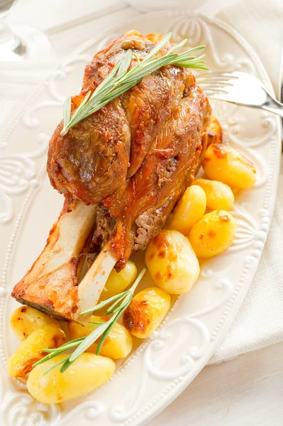Shank with potatoes — Stock Photo, Image