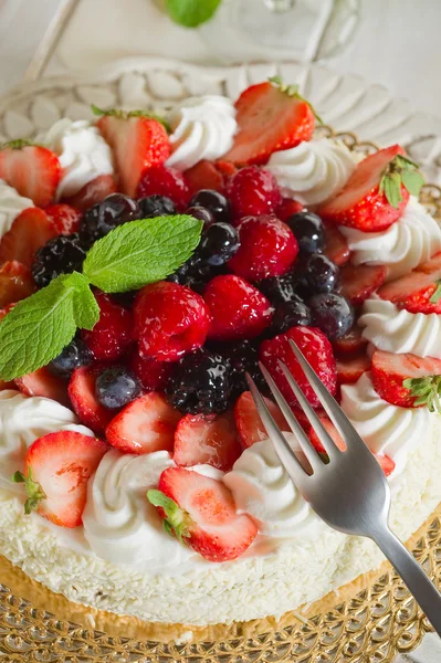 Торт с мягкими фруктами — стоковое фото