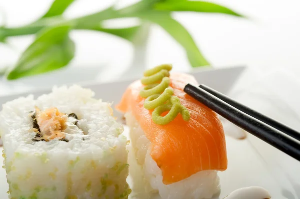 Sushi op witte achtergrond — Stockfoto