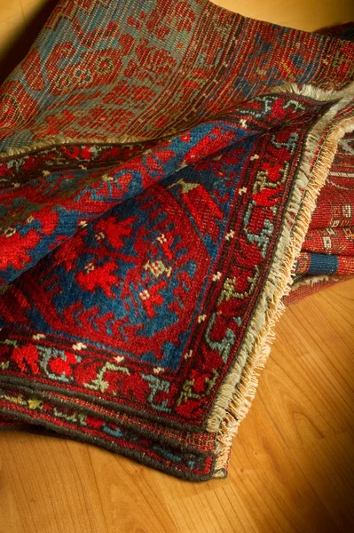 Різноманітність стародавніх східних килимів — стокове фото