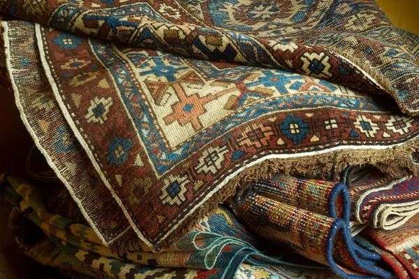 Разнообразие древних восточных ковров — стоковое фото