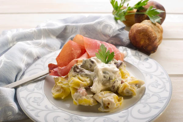 Tortellini mit Parmaschinken und Sahnesoße — Stockfoto