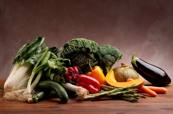 Warzywa wymieszać na tle drewna — Zdjęcie stockowe
