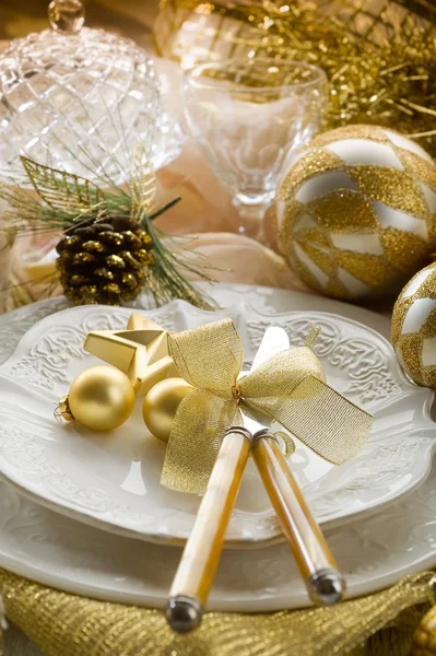 Zlaté vánoční stůl s dekorací — Stock fotografie