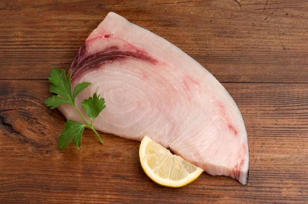 Ломтик рыбы-меча с ингредиентами готовы к приготовлению — стоковое фото
