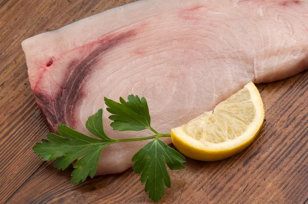 Ломтик рыбы-меча с ингредиентами готовы к приготовлению — стоковое фото