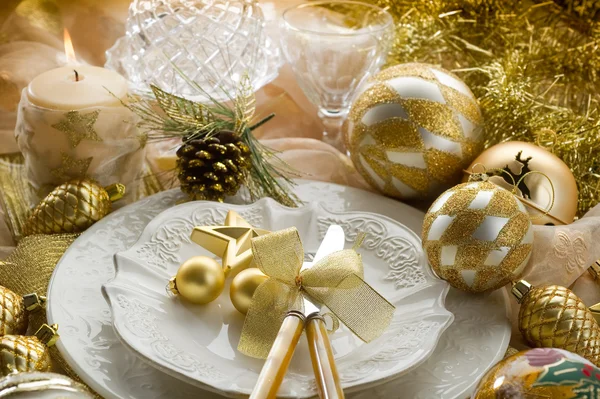 Gouden xmas tafel met decoraties — Stockfoto