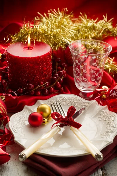 赤いクリスマス豪華なテーブル — ストック写真
