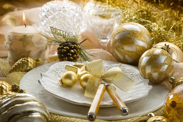 Gouden xmas tafel met decoraties — Stockfoto
