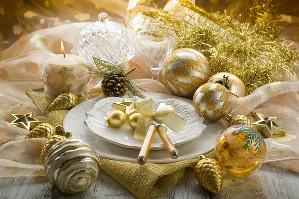 Altın Noel masa dekorasyon ile — Stok fotoğraf