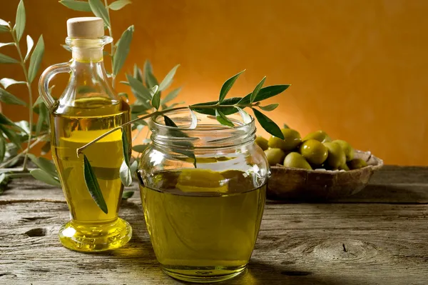Olivenöl auf Holz Hintergrund — Stockfoto
