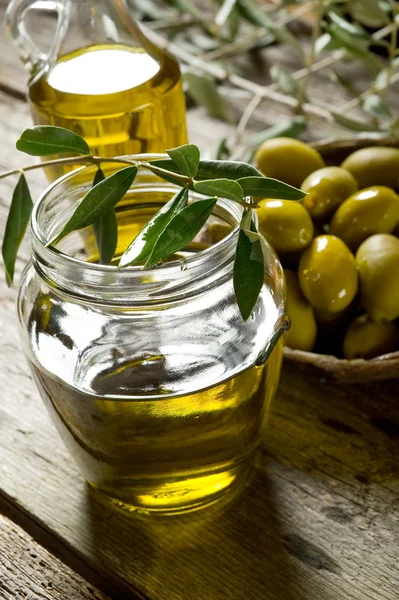 Оливкова олія на фоні дерева — стокове фото