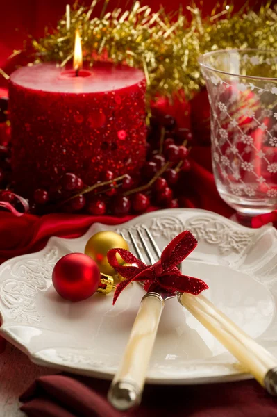 Червоний різдвяний розкішний стіл — стокове фото