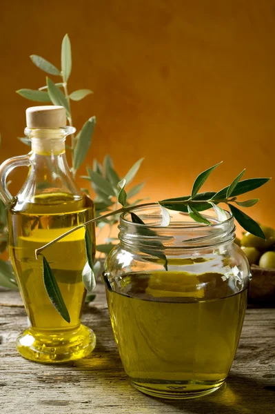 Huile d'olive sur fond de bois — Photo