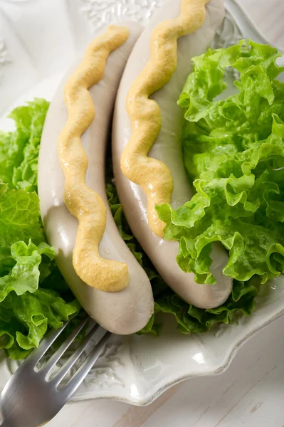 Yeşil salata ile wurstel — Stok fotoğraf
