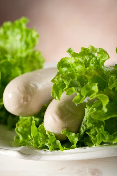 Wurstel met groene salade — Stockfoto