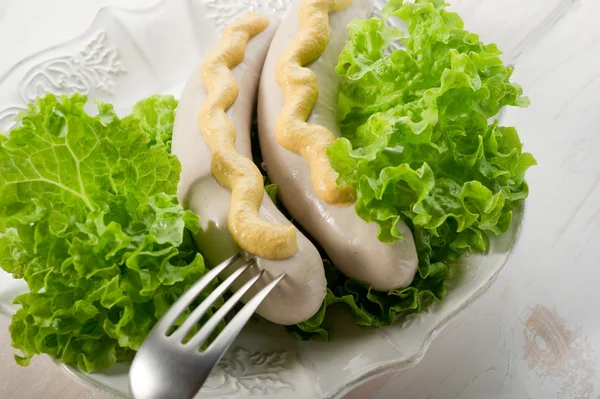 Yeşil salata ile wurstel — Stok fotoğraf