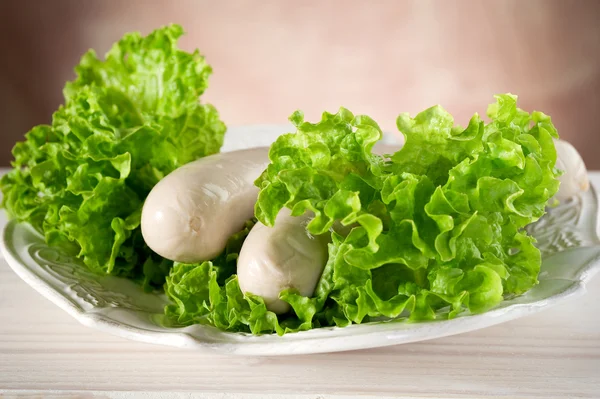 Wurstel met groene salade — Stockfoto