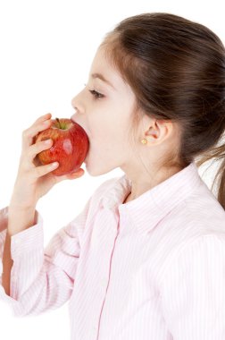 Küçük kız elma yiyor.