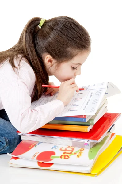 Маленькая девочка studyng — стоковое фото