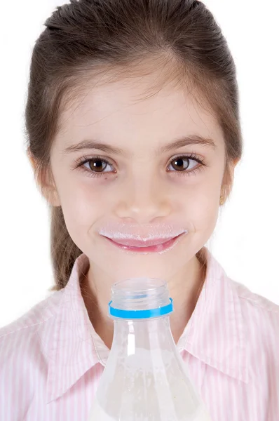 Маленькая девочка с молоком — стоковое фото
