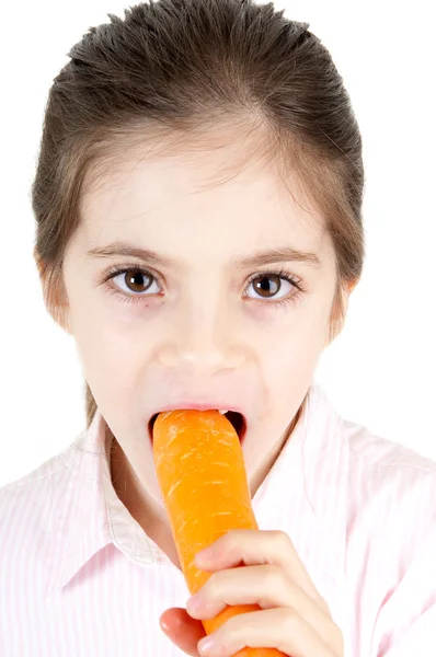 Маленька дівчинка їсть моркву — стокове фото