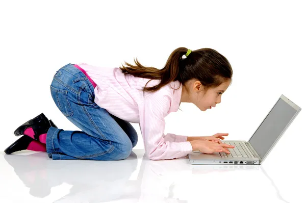 Маленька дівчинка і ноутбук — стокове фото