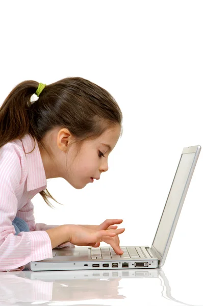 Маленька дівчинка і ноутбук — стокове фото