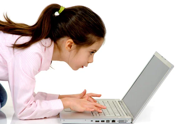 Küçük kız ve laptop. — Stok fotoğraf