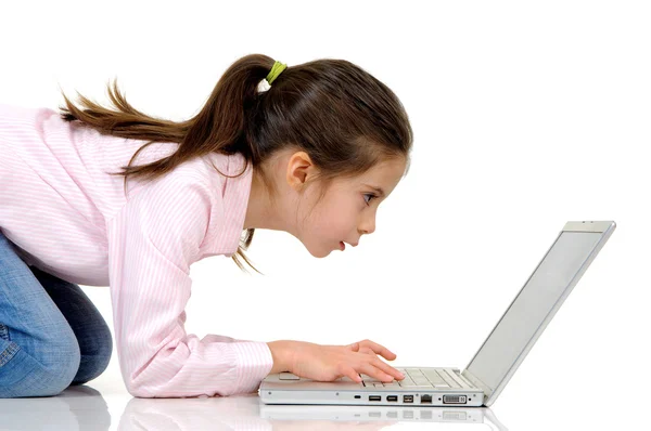 Küçük kız ve laptop. — Stok fotoğraf