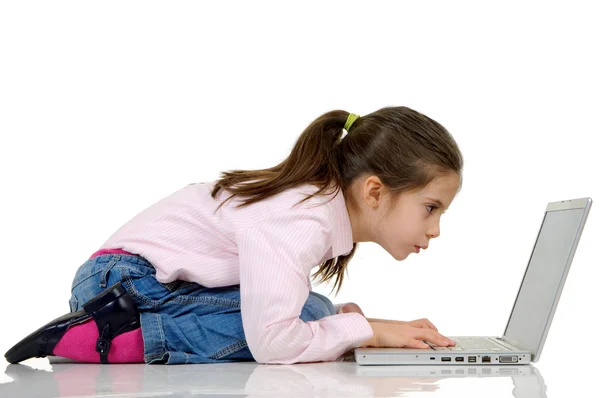 Petite fille et ordinateur portable — Photo