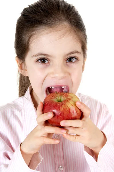 Malá dívka jíst jablko — Stock fotografie