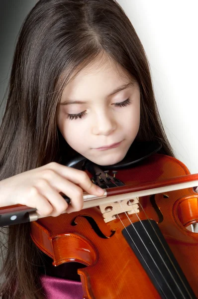 Niña toca el violín —  Fotos de Stock