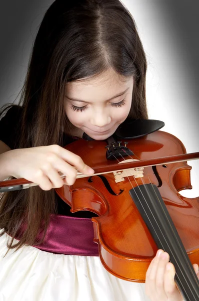 Malá dívka hra housle — Stock fotografie