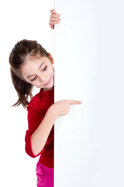 Dívka ukazuje fingher na držení prázdná deska — Stock fotografie