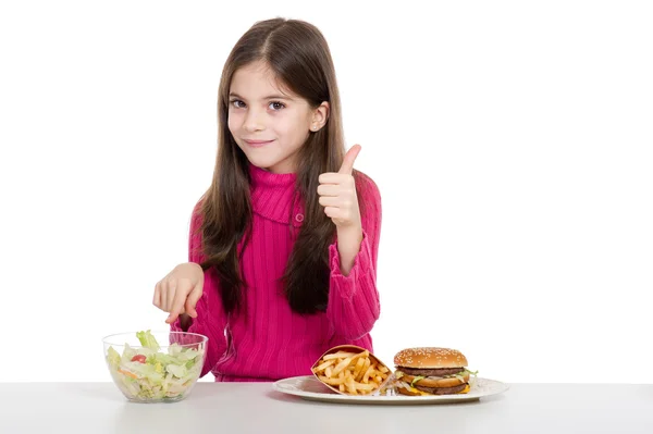 Sağlıklı ve sağlıksız gıda ile küçük kız — Stok fotoğraf