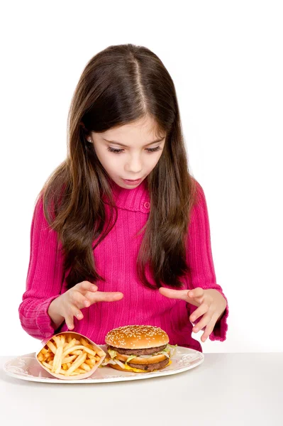 Удивляет маленькая девочка, ищущая гамбургер — стоковое фото