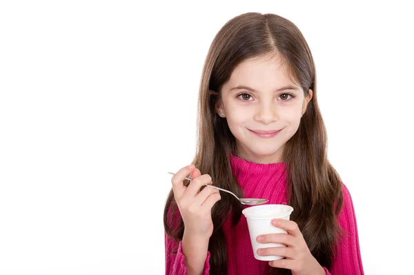 Dziewczynka jedzenie jogurt — Zdjęcie stockowe