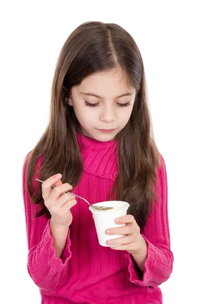 Liten flicka äter yoghurt — Stockfoto